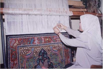 سيدات أشمون مصر يبدعن في صناعة السجاد اليدوي