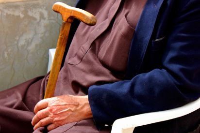عكازك يوجّع الأسفلت...