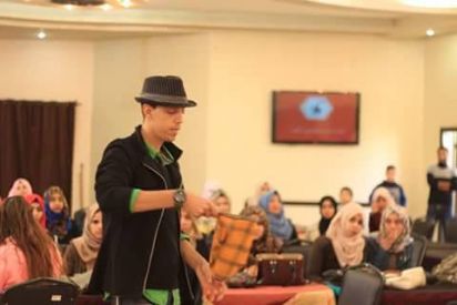 سكيك يلفت أنظار العالم لموهبته ويخفف من معاناة أهله