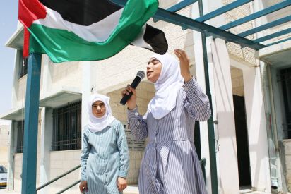 رغم نقص الأكسجين يصدح صوتها في الإذاعة الصباحية