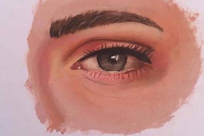 فنانة تشكيلية: تنتقل من الرسم على اللوحات إلى الرسم على الأعواد الخشبية