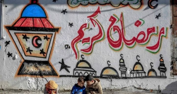 بين إصرار الحياة وألم الفقد..  كيف يستقبل الفلسطينيون الشهر الفضيل؟